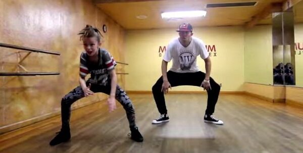 Вне конкуренции: 11-летняя девочка исполняет зажигательный танец