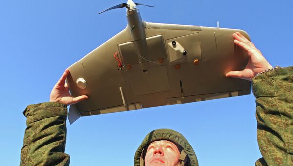 Обучение военнослужащих работе с беспилотным летательным аппаратом. Архивное фото