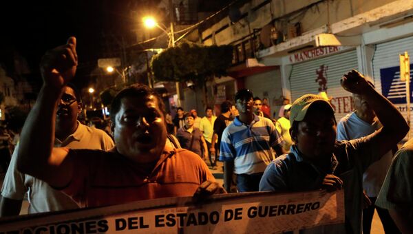 Протестующие требуют наказать виновных за гибель и пропажу людей при разгоне студенческой демонстрации в конце сентября. Мексика, 12 октября 2014