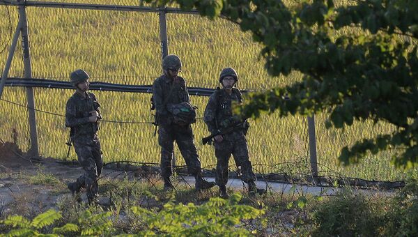 Южнокорейские солдаты патрулируют границу между Южной и Северной Кореей. Архивное фото