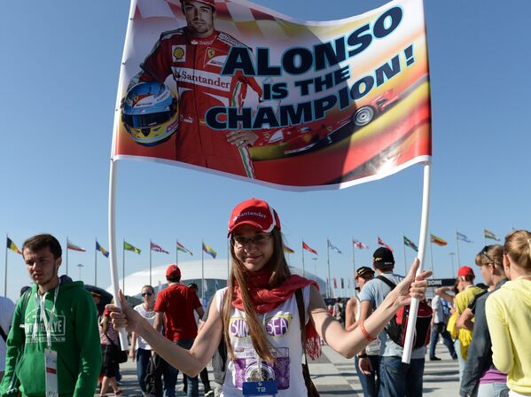 Болельщица на российском этапе чемпионата мира по кольцевым автогонкам в классе Формула-1