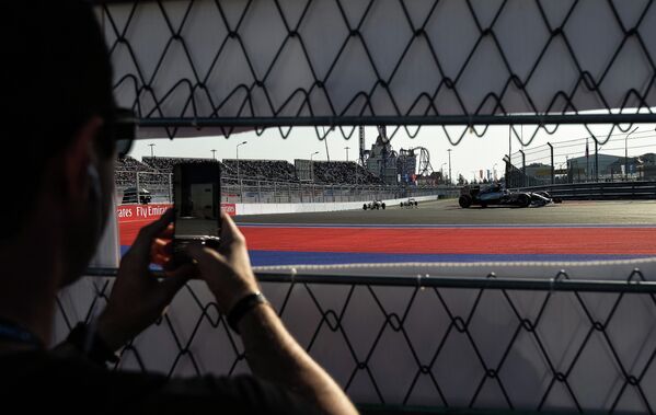 Болиды на трассе в гонке на российском этапе чемпионата мира по кольцевым автогонкам в классе Формула-1