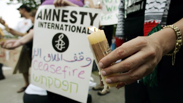 Члены и сторонники Эмнести интернэшнл во время пикета у Госдепартамента в Вашингтоне, США. Архив