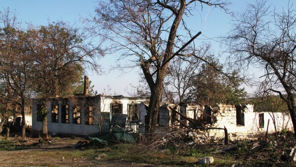 Разрушенные здания в районе села Степановка Шахтерского района Донецкой области