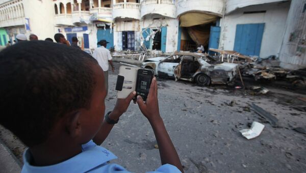 Мальчик снимает место взрыва в столице Сомали Могадишо