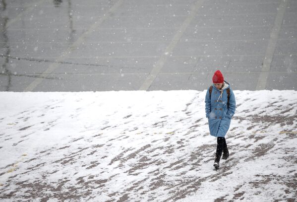 Пешеход во время первого снега в Екатеринбурге
