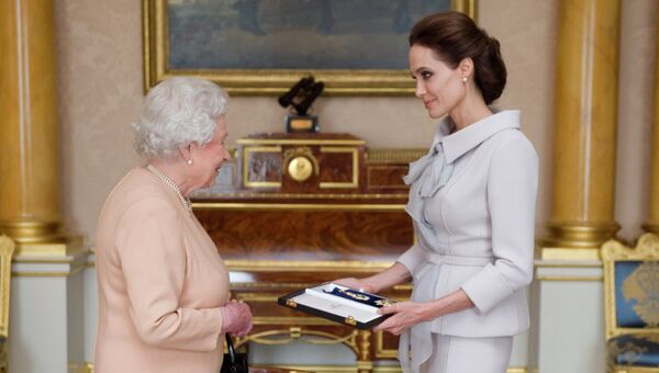 Елизавета II наградила Анджелину Джоли титулом кавалерственной дамы