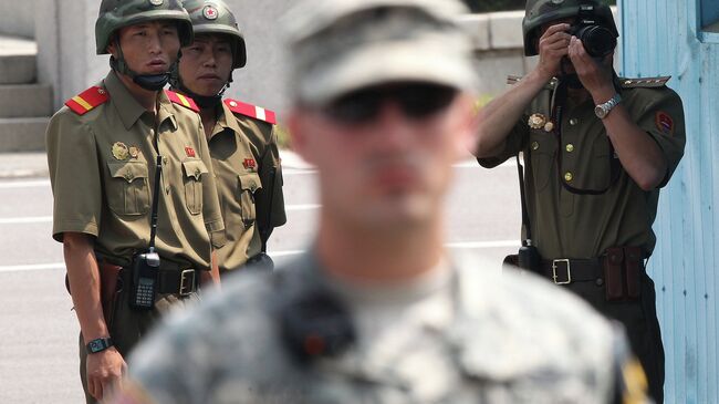 Солдаты США и КНДР во время церемонии, посвященной годовщине окончания Корейской войны