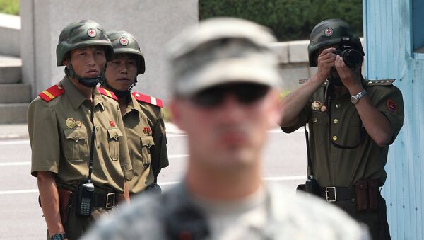Солдаты США и КНДР во время церемонии, посвященной годовщине окончания Корейской войны
