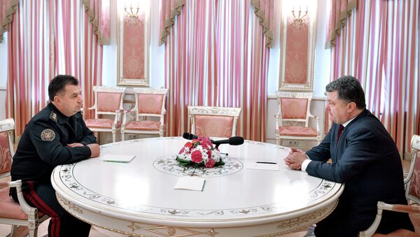 Президент Украины Петр Порошенко и командующий Национальной гвардией Украины Степан Полторак во время встречи в Киеве