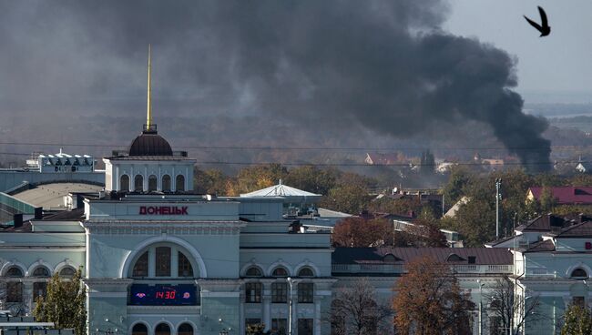 Дым над аэропортом Донецка 12 октября 2014