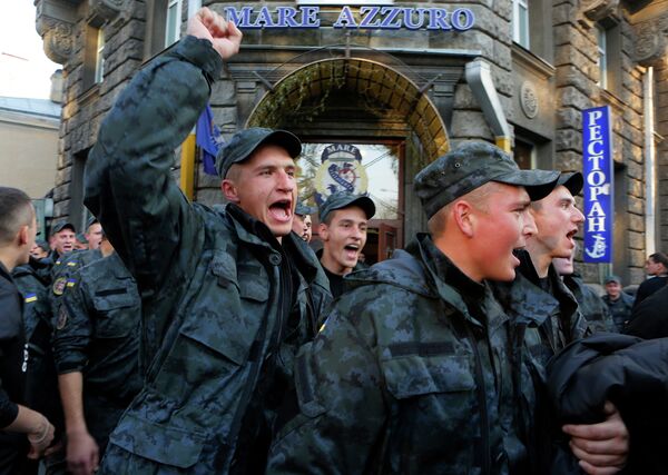 Бойцы Нацгвардии Украины устроили шествие к администрации президента в Киеве