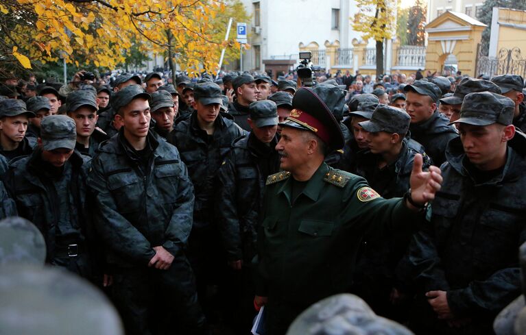 Бойцы Нацгвардии Украины устроили акцию протеста у администрации президента в Киеве