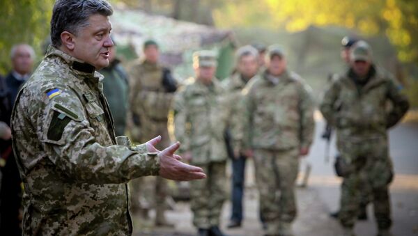 Президент Украины Петр Порошенко общается с военнослужащими украинской армии в Краматорске