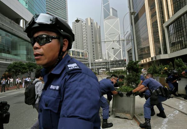 Уборка баррикад с улиц Гонконга