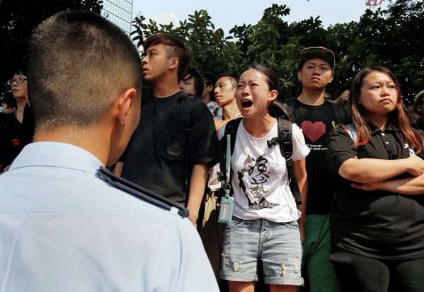 Протестующие во время уборки баррикад с улиц Гонконга