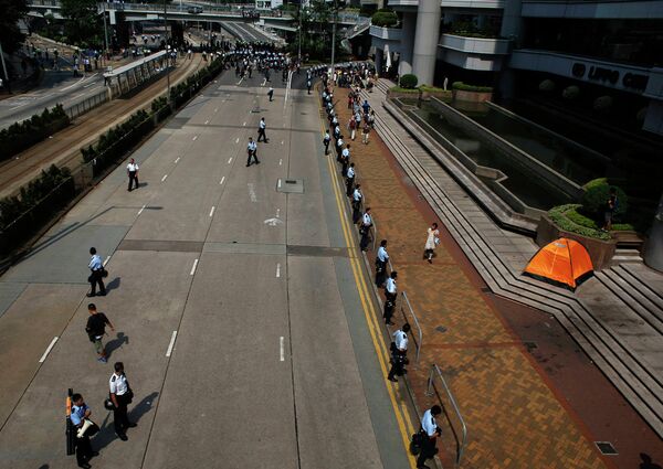 Уборка баррикад с улиц Гонконга