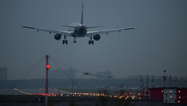 Самолет заходит на посадку в международном аэропорту Шереметьево. Архивное фото