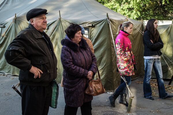 Люди в ожидании открытия центра помощи беженцам в Днепропетровске, Украина