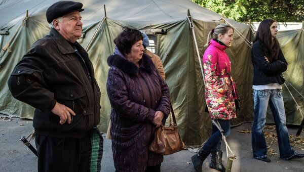 Люди в ожидании открытия центра помощи беженцам в Днепропетровске, Украина. Архивное фото