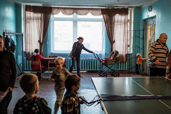 Беженцы в спортивной школе Днепродзержинска, Украина