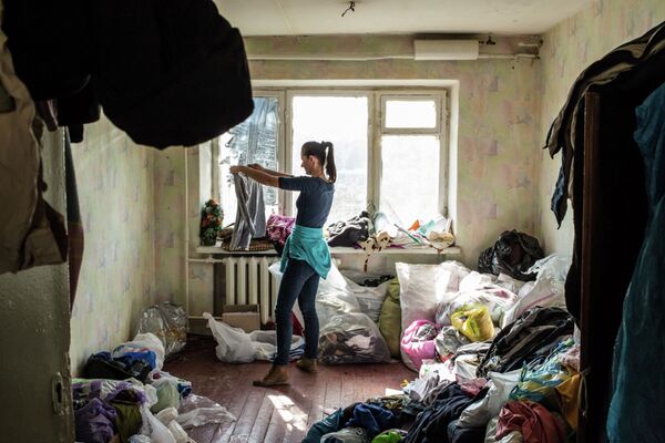 Мария Кузьминская, волонтер, сортирует вещи из гуманитарной помощи в Днепропетровске, Украина
