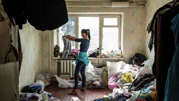Мария Кузьминская, волонтер, сортирует вещи из гуманитарной помощи. Архивное фото