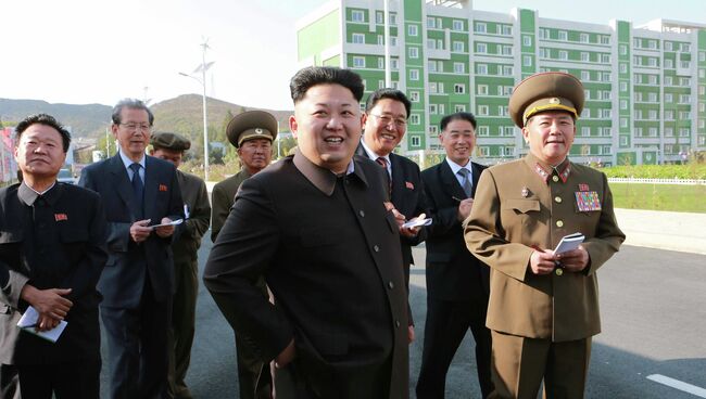 Лидер Северной Кореи Ким Чен Ын в новых жилых районах, построенных для ученых. Пхеньян, 14 октября 2014