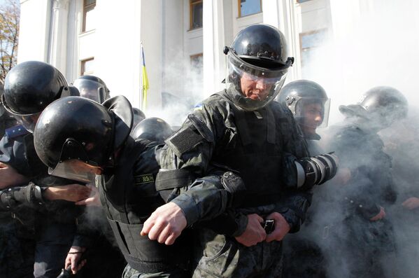 Сотрудники МВД Украины во время беспорядков у здания Верховной Рады Украины