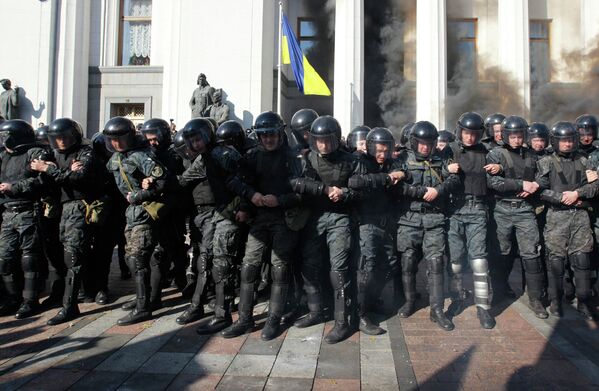 Сотрудники МВД Украины во время беспорядков у здания Верховной Рады Украины