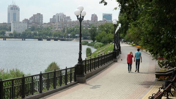 Жители Донецка на набережной. Архивное фото