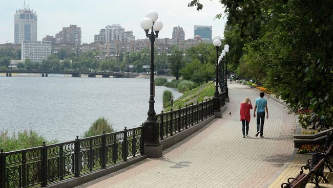 Жители Донецка на набережной в Донецке. Архивное фото