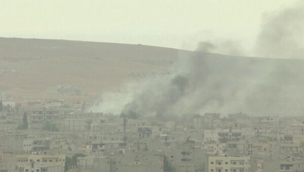 Клубы дыма поднялись над Кобани после авиаударов по боевикам ИГ. Архивное фото