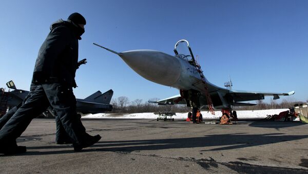 Истребители Су-27 на военном аэродроме. Архивное фото
