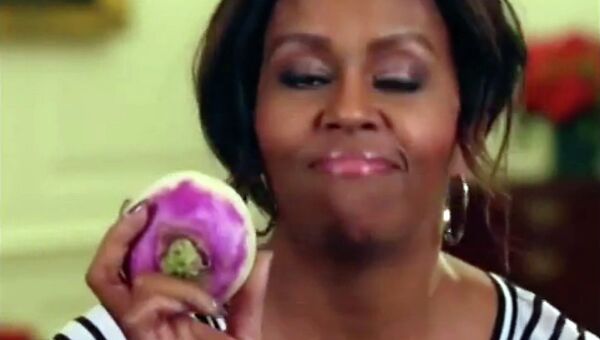 Мишель Обама танцует с репой. Кадр из видео.