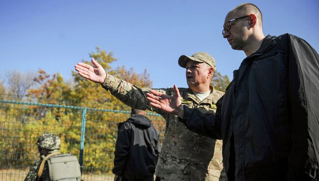 Украинский премьер-министр Арсений Яценюк инспектирует возведение Стены в Харьковской области. 15 октября 2014