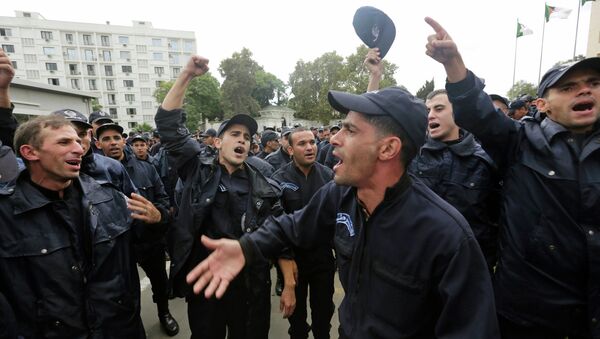 Алжирские полицейские акцию протеста перед президентским дворцом