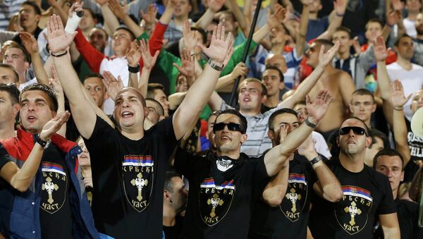 Сербские футбольные фанаты на матче между командами Сербии и Албании