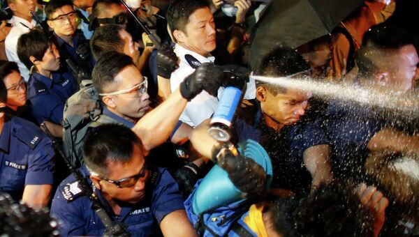 Полиция применяет слезоточивый газ в столкновении с протестующими в Гонконге
