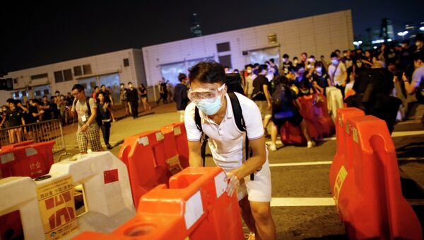 Участники акций протеста сооружают баррикады в Гонконге, 15 октября 2014