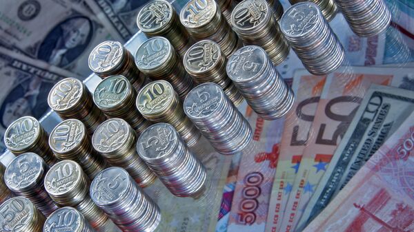 Рубли, евро и доллары. Архивное фото