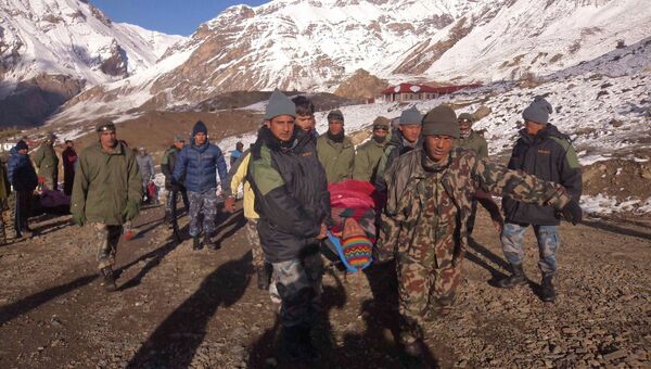 Спасательные операции в районе схода лавины в Гималаях. Непал 15 октября 2014