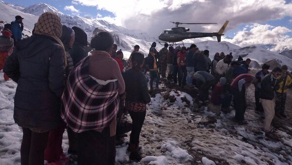 Спасательные операции в районе схода лавины в Гималаях, Непал 15 октября 2014