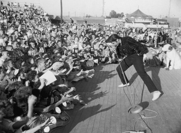 Элвис Пресли во время выступления
