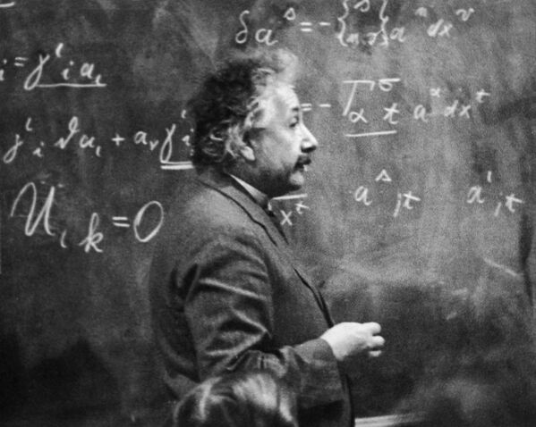 Физик Альберт Эйнштейн у доски с своими математическими расчетами