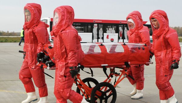 Презентация самолета, предназначенного для перевозки инфицированных лихорадкой Эбола. Архивное фото