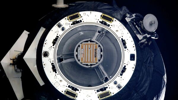 Транспортный грузовой космический корабль Прогресс М-13М со спутником Чибис-М. Архивное фото