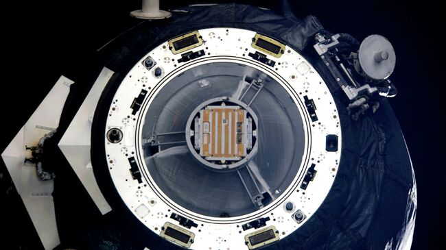 Транспортный грузовой космический корабль Прогресс М-13М со спутником Чибис-М. Архивное фото