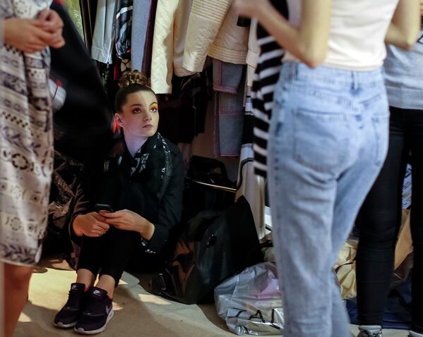 Модели перед показом во время Украинской недели моды в Киеве. 15 октября 2014
