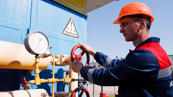Рабочий на объекте газотранспортной системы Украины. Архивное фото